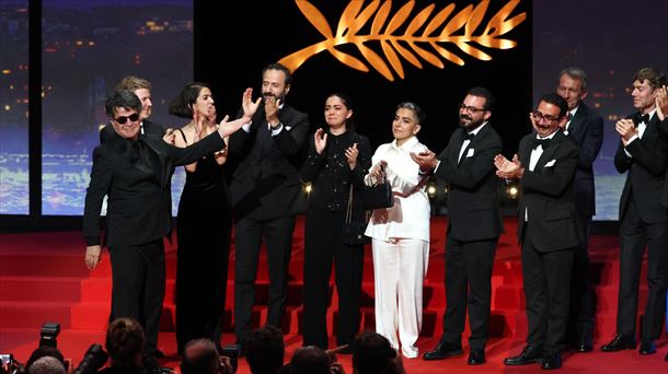 Jafar Panahi y el elenco de actores de la película. Foto: EFE Jafar Panahi y el elenco de actores de la película. Foto: EFE