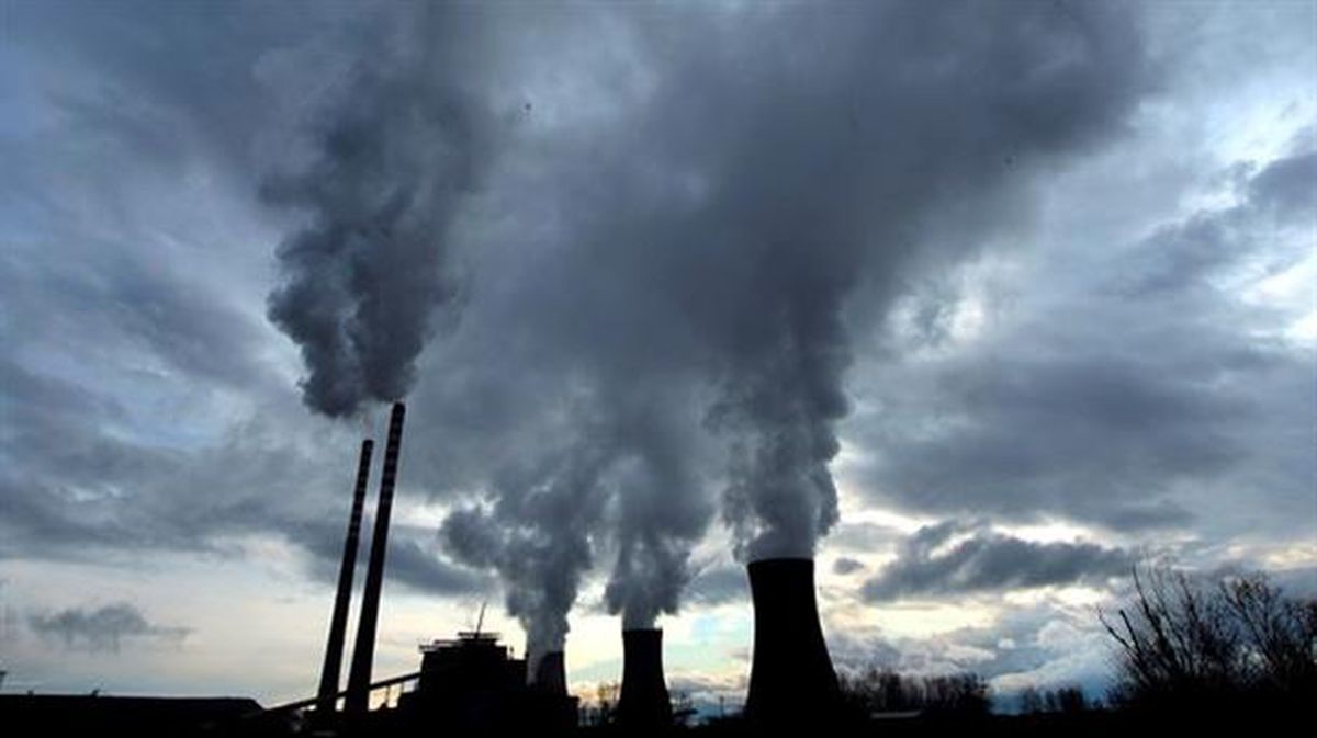 Fabrika bat, CO2 isurtzen. Artxiboko irudia: EFE