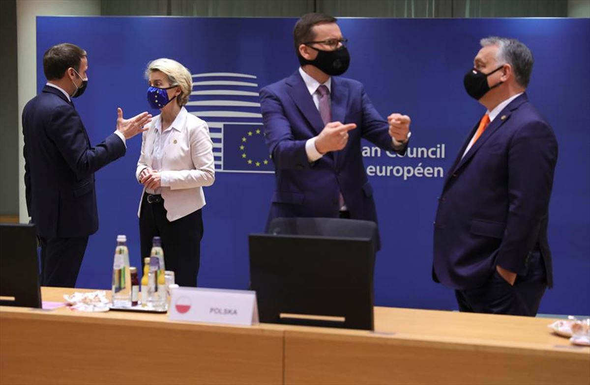 Macron eta Von der Leyen Europar Batasuneko goi-bilera batean