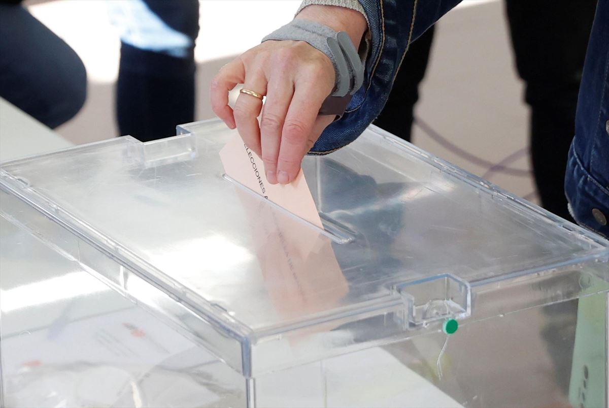 Boto-emaile bat boza hautetsontzira sartzen