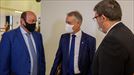  Iñigo Urkullu lehendakaria Andoni Ortuzar EAJko presidentearekin eta Juan Mari Aburto Bilboko alkatearekin hitz egiten Eusko Legebiltzarreko korridoreetan