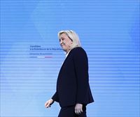 Marine Le Pen eta 26 alderdikide akusatuen aulkian, 6,8 milioi euro bidegabe erabiltzea egotzita