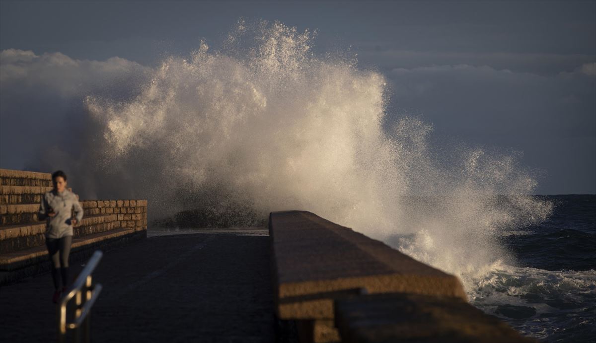 Oleaje en el Peine del Viento, en San Sebastián. Foto de archivo de EFE. 