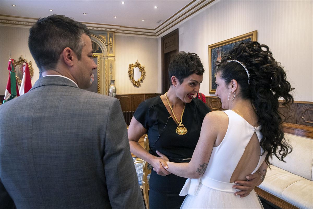 Rocio Vitero ezkonberriak zoriontzen. Argazkia: EFE