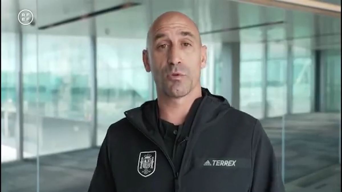 Luis Rubiales bere jarreragatik barkamena eskatzeko zabaldu zuen bideoko irudian.