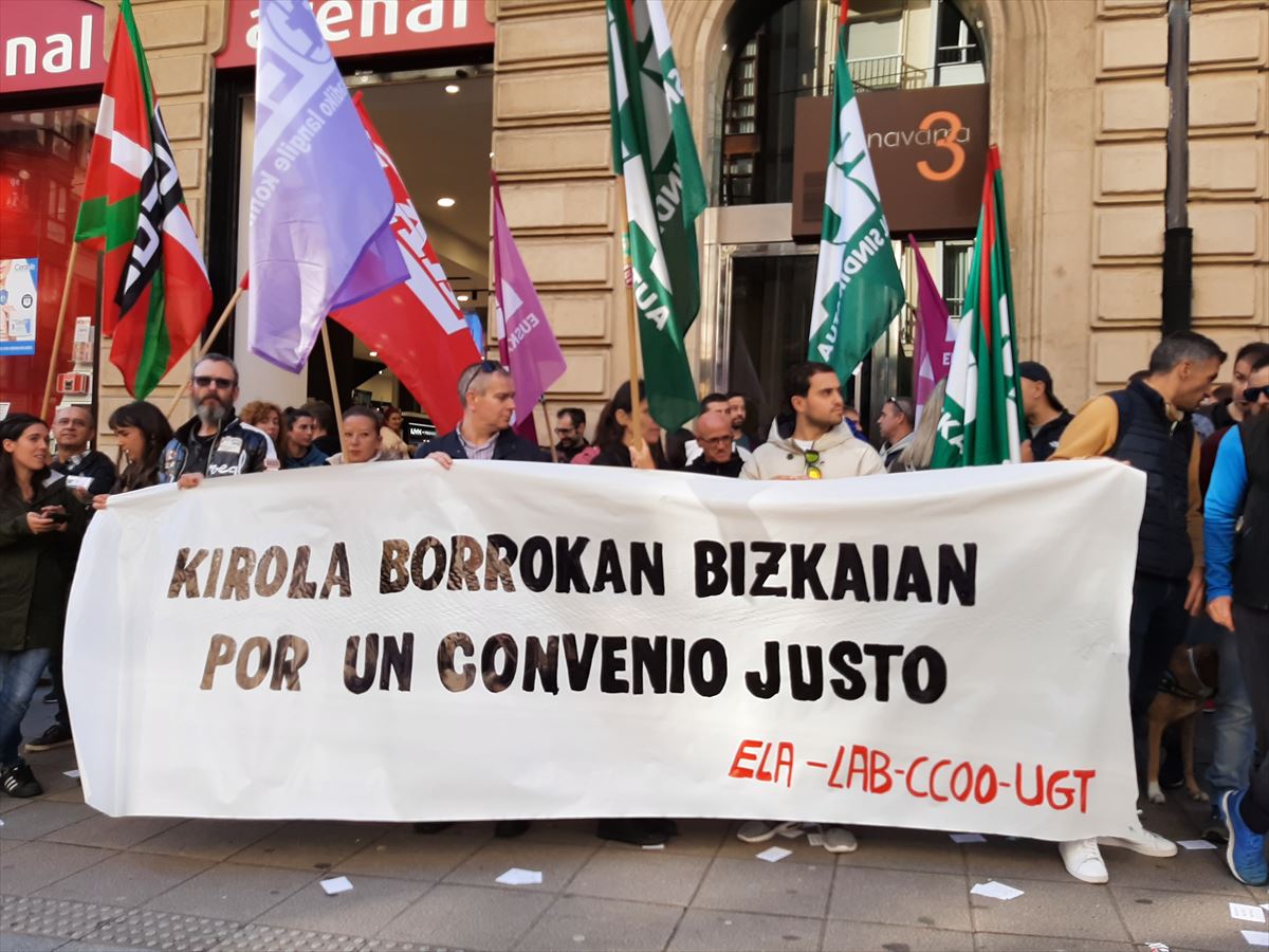 Concentración anterior de trabajadores y trabajadoras de los polideportivos de Bizkaia