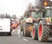 Auto-ilarak Iruñeko sarrera eta irteeretan, nekazarien protestengatik