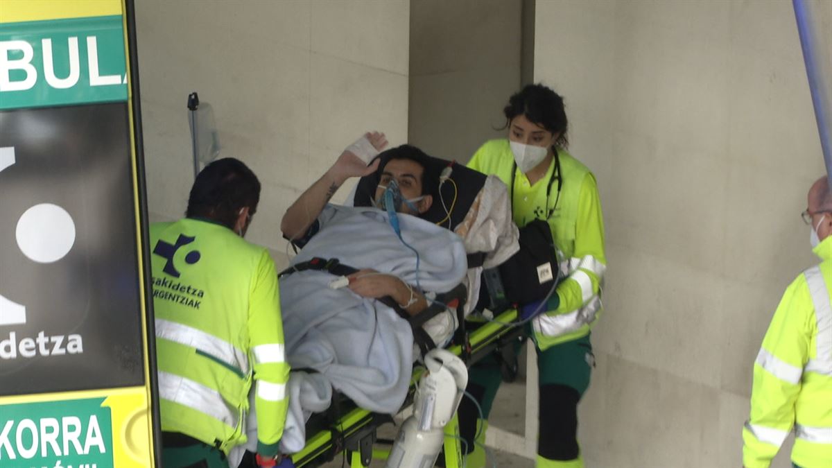 El avión que ha repatriado a Álex García, aterrizando en Loiu