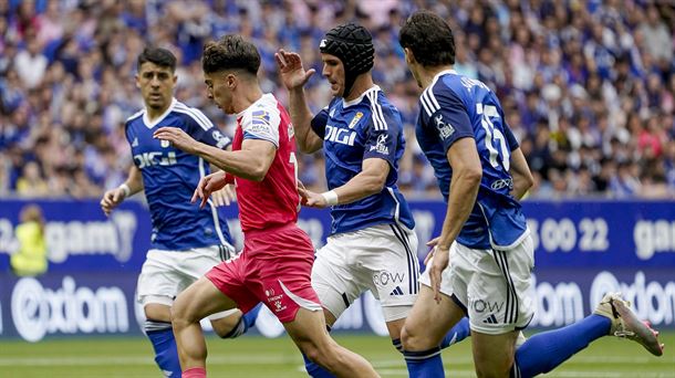Jugadores del Oviedo y el Espanyol, en el partido de ida del play-off