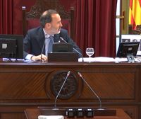 El presidente del Parlament balear de Vox rompe la foto de una víctima del franquismo y expulsa a 2 diputadas