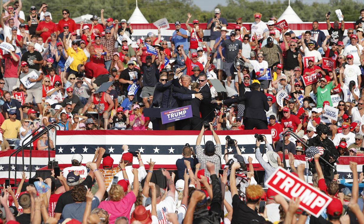 Momento en el que Trump es evacuado tras ser tiroteado. Foto: EFE