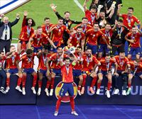 Nico Williamsen eta Mikel Oyarzabalen golek Eurokopako txapeldun egin dute Espainia (2-1)