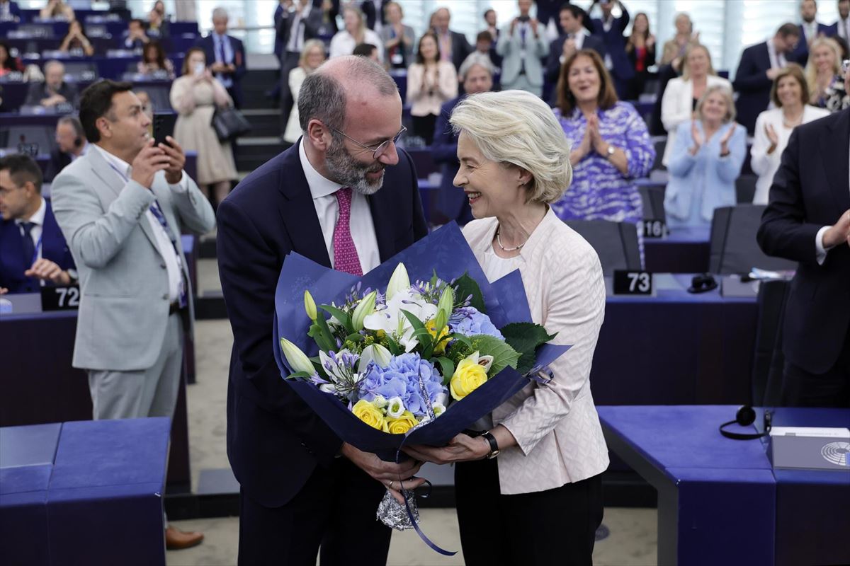 Manfred Weber Europako Alderdi Popularreko presidentea Von der Leyen zoriontzen, bozketaren ostean. Argazkia: EFE