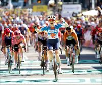 Charlotte Kool gana en La Haya, al esprint, la primera etapa del Tour de Francia, y lidera la general