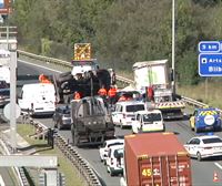 Finalizan las retenciones en el corredor del Txorierri, después de retirar los camiones accidentados