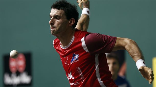Jokin Altuna, en un partido, en el momento del saque. Foto: EFE. 