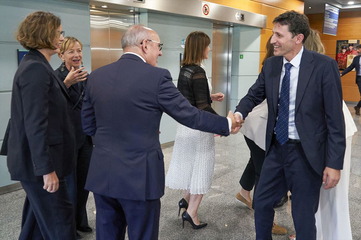 El consejero de Hacienda saluda a los diputados generales de Álava, Bizkaia y Gipuzkoa. Foto: EFE