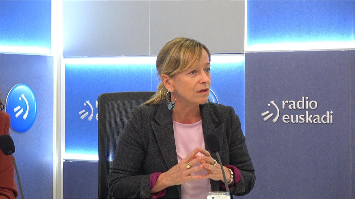 Eider Mendoza, Radio Euskadin, artxiboko irudi batean. Argazkia: EITB Media