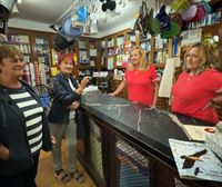 Alicia y Ana Rosa han mantenido en la droguería Aliana la magia y las formulas secretas de las hermanas Orus