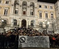 Cientos de vecinos se concentran para pedir el cese de actividad en Bilbao de las empresas Sader y Profersa