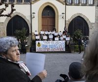 Pasaian egindako elkarretaratze batek Leonorri maitasuna adierazi dio, eta hilketa gaitzetsi du