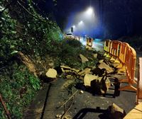 Las lluvias causan un desprendimiento en la subida a Igeldo, en San Sebastián