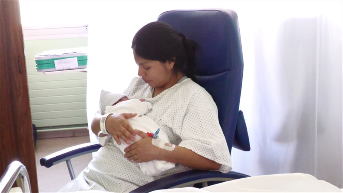 Angelica Sofia, amaren besoetan