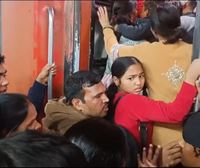 Gutxienez 18 pertsona hil dira New Delhiko tren geltoki batean jende olde baten ondorioz