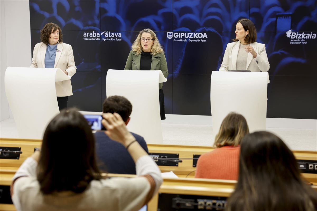 De izq. a derecha, Agirre, Gonzalo de Zuazo y Berrojalbiz, en la comparecencia conjunta. 