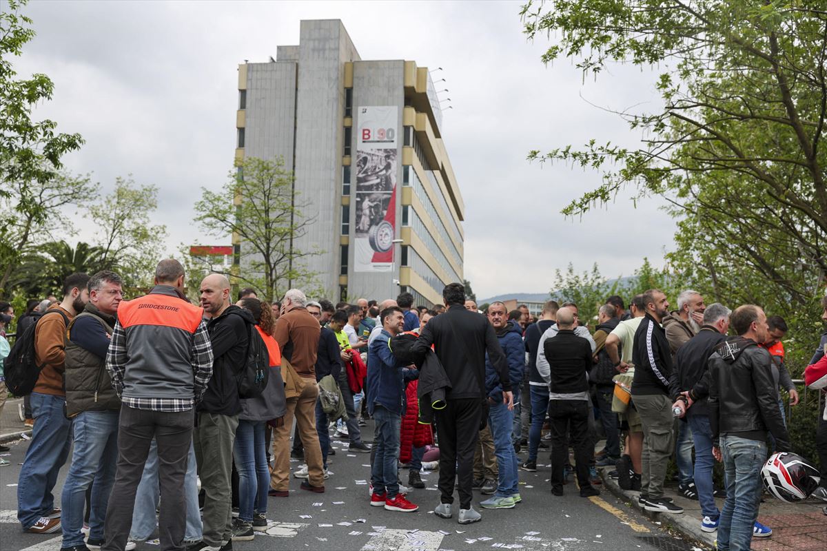 Trabajadores de Bridgestone frente a la planta de Basauri. Foto: EFE