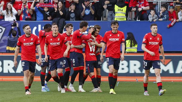 Los jugadores de Osasuna celebran el gol de Rubén García. Foto: EFE