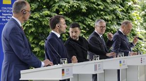 Comparecencia conjunta de la 'coalición de voluntarios' en Kiev, con Zelenski. EFE.