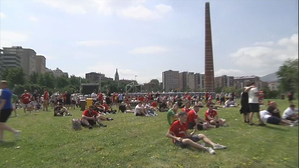 Buen 'rollo' en las 'fan zone' de los aficionados del Tottenham y del Manchester United 