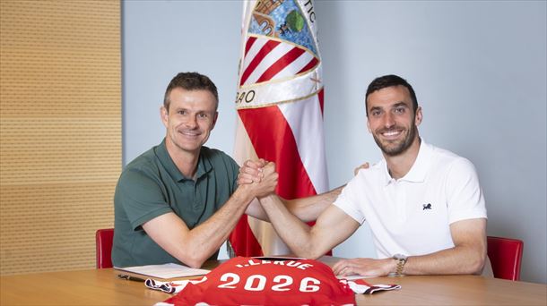 Iñigo Lekue Jon Uriarte presidentearekin. Argazkia: @AthleticClub
