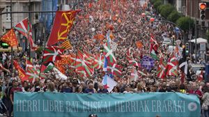 Ikurrinak eskuan hartu eta erabakitzeko eskubidea aldarrikatu dute milaka lagunek Bilbon